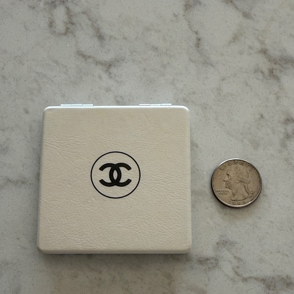 CHANEL Ivory Compact with Iconic Logo - Picture 4 of 4